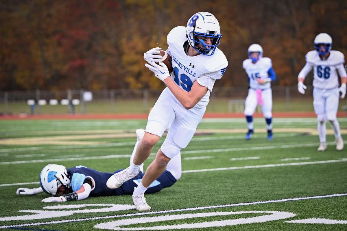 walkermoore2026's tweet photo. Freshman > Senior year. What a journey it’s been with @BronxvilleFB

Time to finish this thing off the right way in the dome this Saturday! 💍🏆 #EEE #PSD

 @sports_broncos @KDJmedia1 @lohudsports @hoopsmbd @GatewayGridiron @PrepRedzoneNY @BronxvilleFB @CoachManganelli @FaMSportsVF
