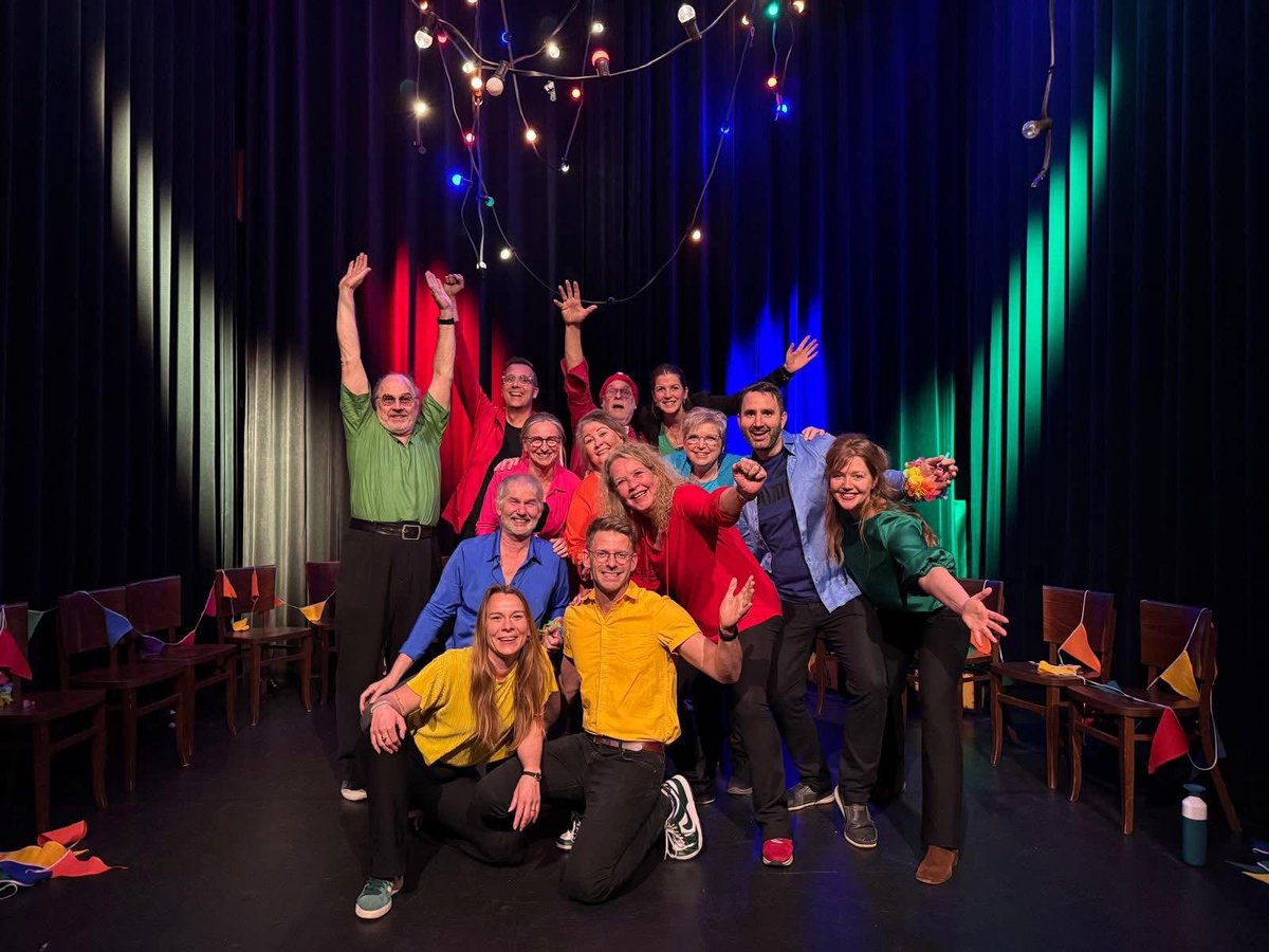 Vanavond optreden, impro theater (foto van de vorige keer).
ZIN IN! En het is uitverkocht dus ja, ik trek volle zalen 😁🥳🥳🥳🥳🥳