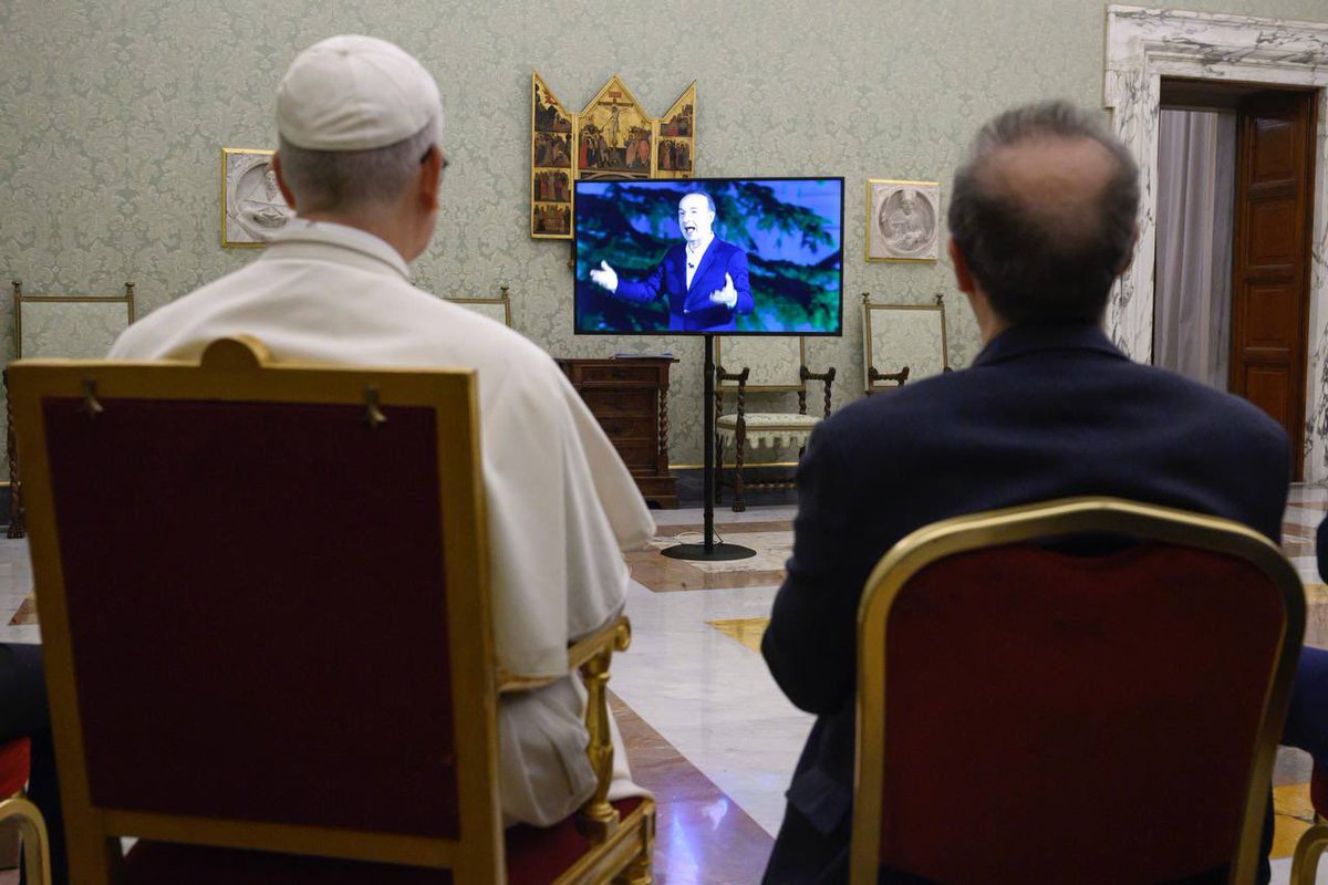 Esta tarde el #Papa ha estado conversando de cine con Roberto Benigni. 
Juntos han visto un fragmento del monólogo “Pietro, un uomo nel vento”, de próximo estreno. 
Tras la visión #LeónXIV ha comentado: “Qué hermoso, habla de amor!
📷 Vatican Media
