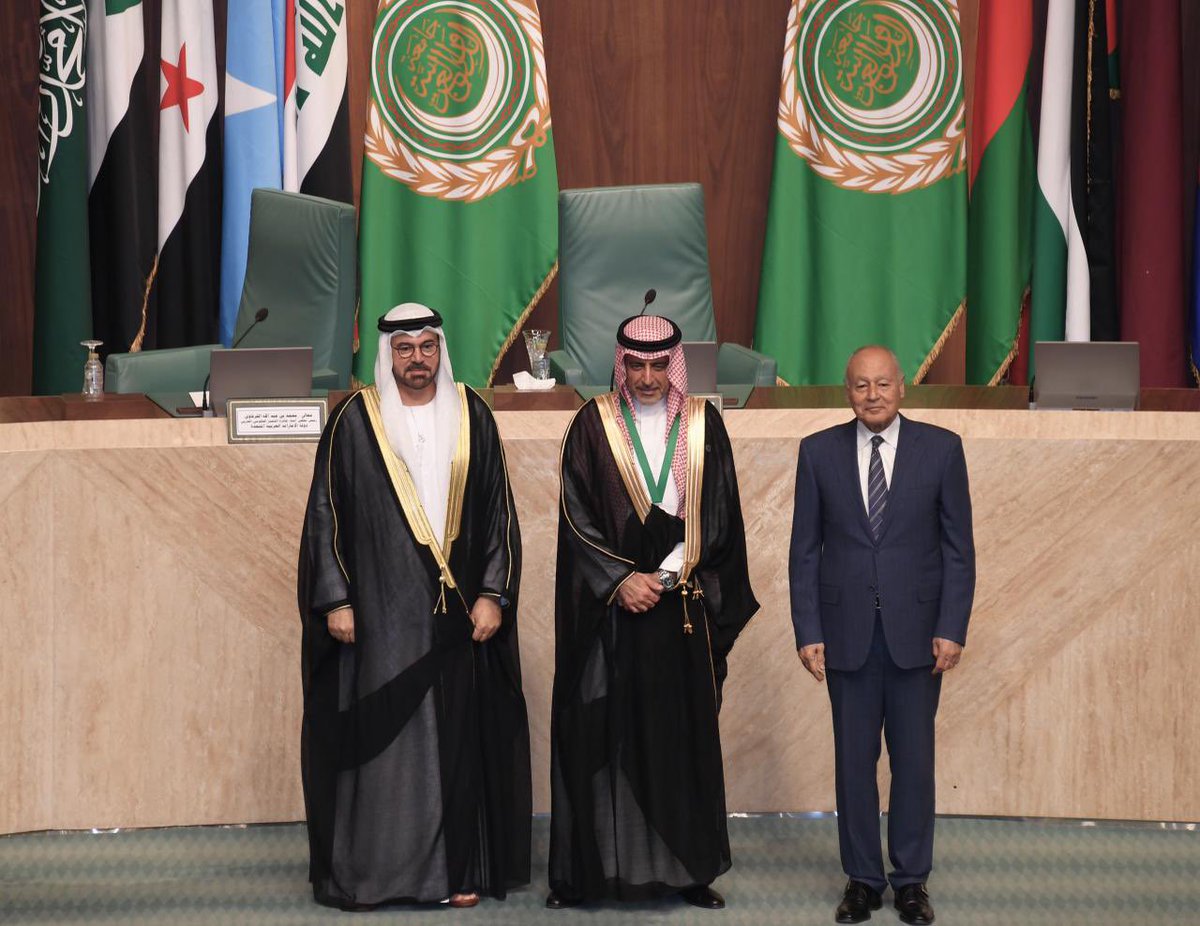 KKESHKSA's tweet photo. جائزة التميّز الحكومي العربي في دورتها الرابعة تمنح الرئيس التنفيذي لمستشفى الملك خالد التخصصي للعيون ومركز الأبحاث الدكتور عبدالعزيز بن إبراهيم الراجحي  جائزة "أفضل مدير عام لهيئة أو مؤسسة حكومية عربية"، وذلك تقديرًا لجهوده ونجاحه في قيادة العديد من المنشآت المحلية والدولية، وإسهاماته النوعية في تطوير تلك القطاعات، خاصة @KKESHKSA والتي كان لها أثر في تطوير العمل، وتعزيز القيمة المضافة، ودعم مستهدفات التنمية الوطنية.
سلمت الجوائز اليوم في الحفل الذي اقامته الأمانة العامة لجامعة الدول العربية في مقر الجامعة في القاهرة برعاية وحضور معالي السيد أحمد أبو الغيط الأمين العام للجامعة والذي قام بتكريم الفائزين مع معالي محمد القرقاوي رئيس مجلس أمناء الجائزة ووزير شؤون مجلس الوزراء في دولة الإمارات العربية المتحدة.

@AGEAWARD 

#أنتم_بالعيون