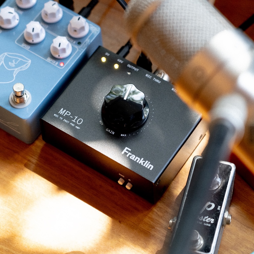 ChicagoMusicEx's tweet image. bit.ly/4oTbmEF | Meet the Franklin Audio MP-10: the tiny Aussie-built troublemaker that finally lets your microphone join the pedal party. Run vocals, drums, horns—anything—through your board and keep a clean feed for the stage or the studio! #Effects #Pedals #NewGear