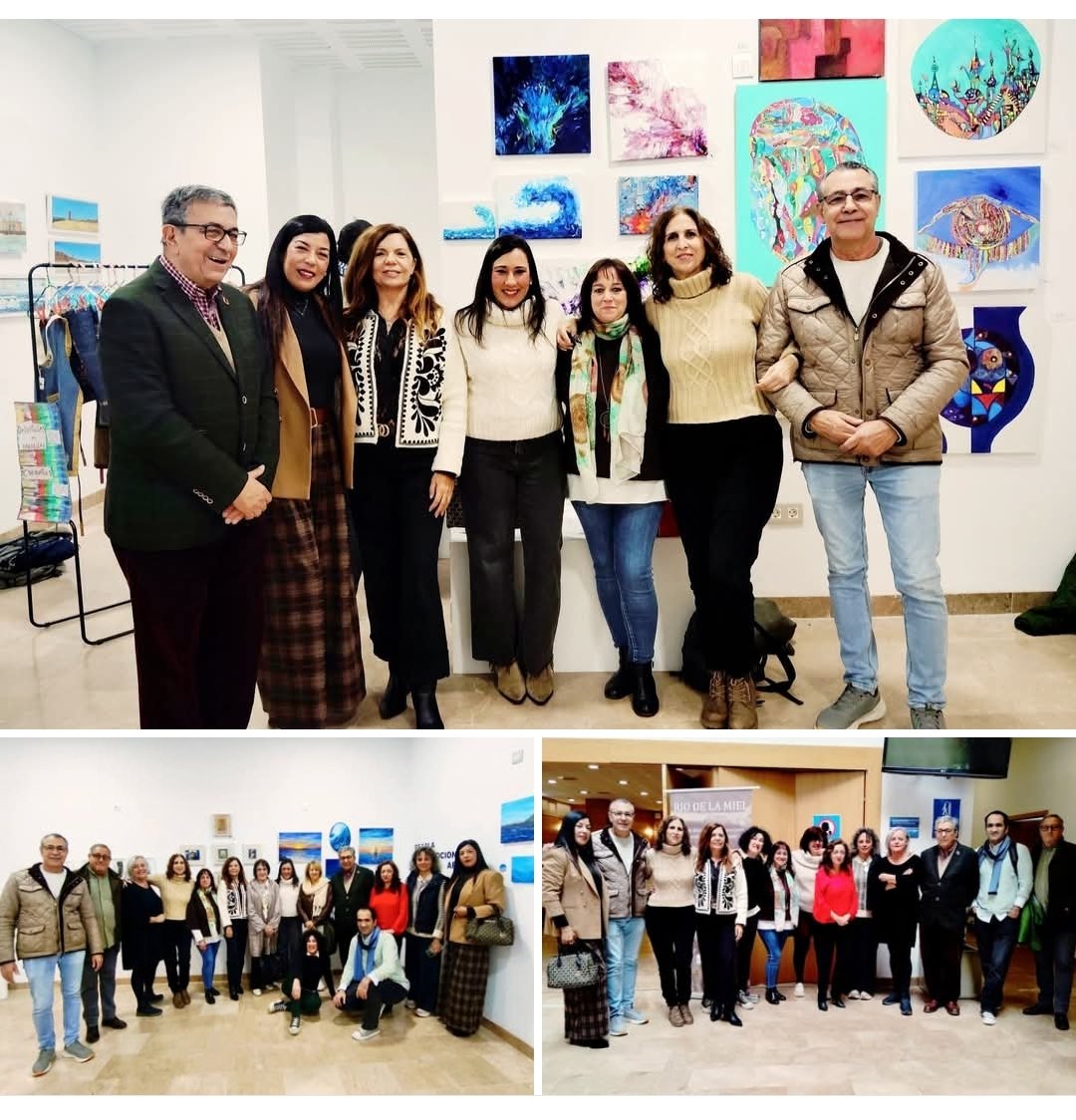 📷 Este jueves, en la inauguración de la exposición colectiva "Regala Emoción, comparte Arte", organizada por la asociación #Recrearte en el Centro Documental José Luis Cano de #Algeciras , con obras llenas de luz y color... Una buena ocasión para regalar arte en #Navidad 🖼️🎄🎨
