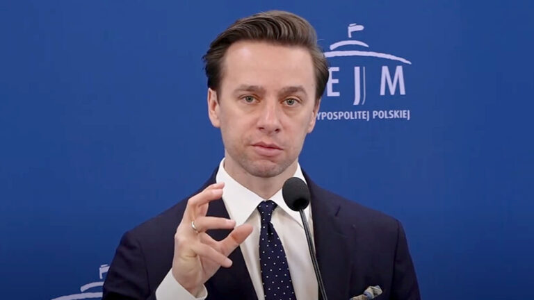 WolnoscTV's tweet photo. ✅ Krzysztof Bosak UJAWNIŁ co premier powie jutro na zamkniętej części posiedzenia Sejmu:

"Agencja Bezpieczeństwa Wewnętrznego (…) prowadzi (…) śledztwo dotyczące działalności na rzecz rosyjskich służb specjalnych zorganizowanej grupy przestępczej, składającej się z co najmniej 30 osób, która realizowała na terytorium RP działania szpiegowskie, sabotażowo-dywersyjne i propagandowe wymierzone przeciwko Polsce.”  

„W ostatnim okresie, w wyniku działań ABW, ustalono dane 28-letniego obywatela FR – Michaiła M., który koordynował działalność grupy, wydawał jej polecenia oraz nadzorował aktywność szpiegowską.”  

„Michaił M., zamieszkały w jednej z miejscowości obwodu moskiewskiego, z wykształcenia matematyk, powiązany jest z Federalną Służbą Bezpieczeństwa Federacji Rosyjskiej”  

„Michaił M., z uwagi na posiadaną przez niego specjalistyczną wiedzę w dziedzinie kryptowalut, udzielał wsparcia FSB w zakładaniu i obsłudze portfeli kryptowalutowych biorących udział w finansowaniu zadań realizowanych przez członków ustalonej grupy przestępczej.”  

Wypowiedź zostanie skonkludowana atakiem na prezydenta Nawrockiego za weto wobec (źle napisanej) ustawy o kryptowalutach oraz zapowiedzią jej ponownego złożenia.   

Posłowie którzy to jutro usłyszą nie będą mogli tego powtórzyć w mediach ze względu na utajnienie obrad dlatego piszę Wam już dziś 😎