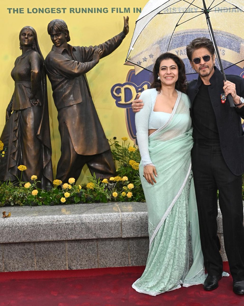 indiaforums's tweet photo. Shah Rukh Khan & Kajol mark the 30 years of DDLJ at Leicester Square in London 🤩
.
.
#30YearsOfDDLJ #SRKAndKajol #RajAndSimran #IF #IndiaForums https://t.co/VrOpyJrfM7
