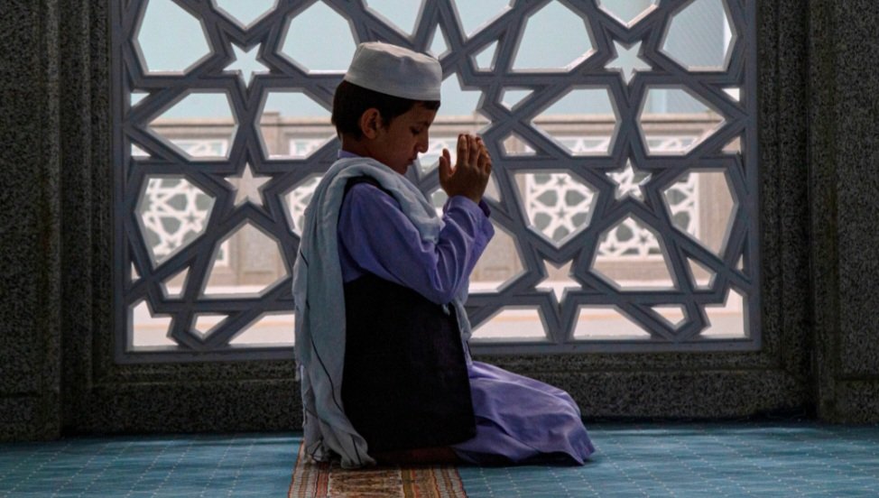 Âişe (ra) validemizden rivayet edildiğine göre, Rasûlullah Sallâllâhu Aleyhi ve Sellem şöyle buyurmuştur:

“Mümin güzel ahlâkı sayesinde, gece ibadet edip, gündüz oruç tutan kimselerin derecesini elde eder.”

| Ebû Dâvûd, Edeb, 7
