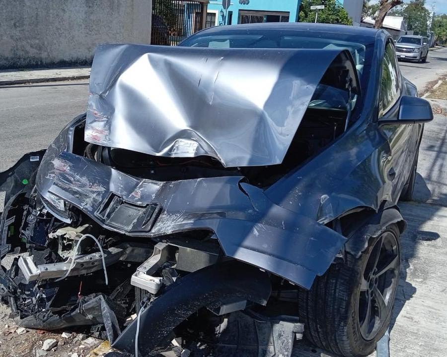 #Mérida |  #Tesla choca contra poste tras ser embestido por un vehículo que no respetó el alto en la colonia Benito Juárez Norte 

yucatanalamano.com/tesla-choca-co…