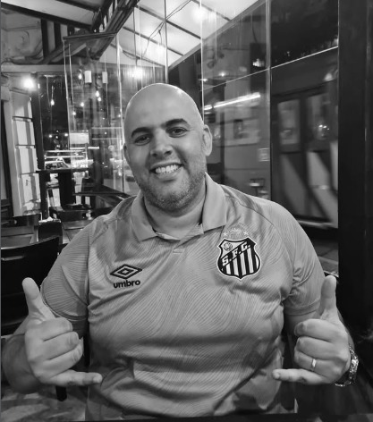 SantosFC's tweet photo. O Santos FC lamenta o falecimento de Marcos Freire de Siqueira, o Marcão, de 42 anos, fundador, apresentador e narrador do Varanda Futebol Debete. O Clube fará um minuto de silêncio na partida de domingo (7), contra o Cruzeiro, na Vila Belmiro.

O velório acontecerá nesta sexta-feira (05), a partir de 9h15, no cemitério Valle dos Reis, na avenida Taboão da Serra, 5901, no Jardim Salete, em Taboão da Serra. O sepultamento será às 13 horas.

Nossos sentimentos aos familiares e amigos.