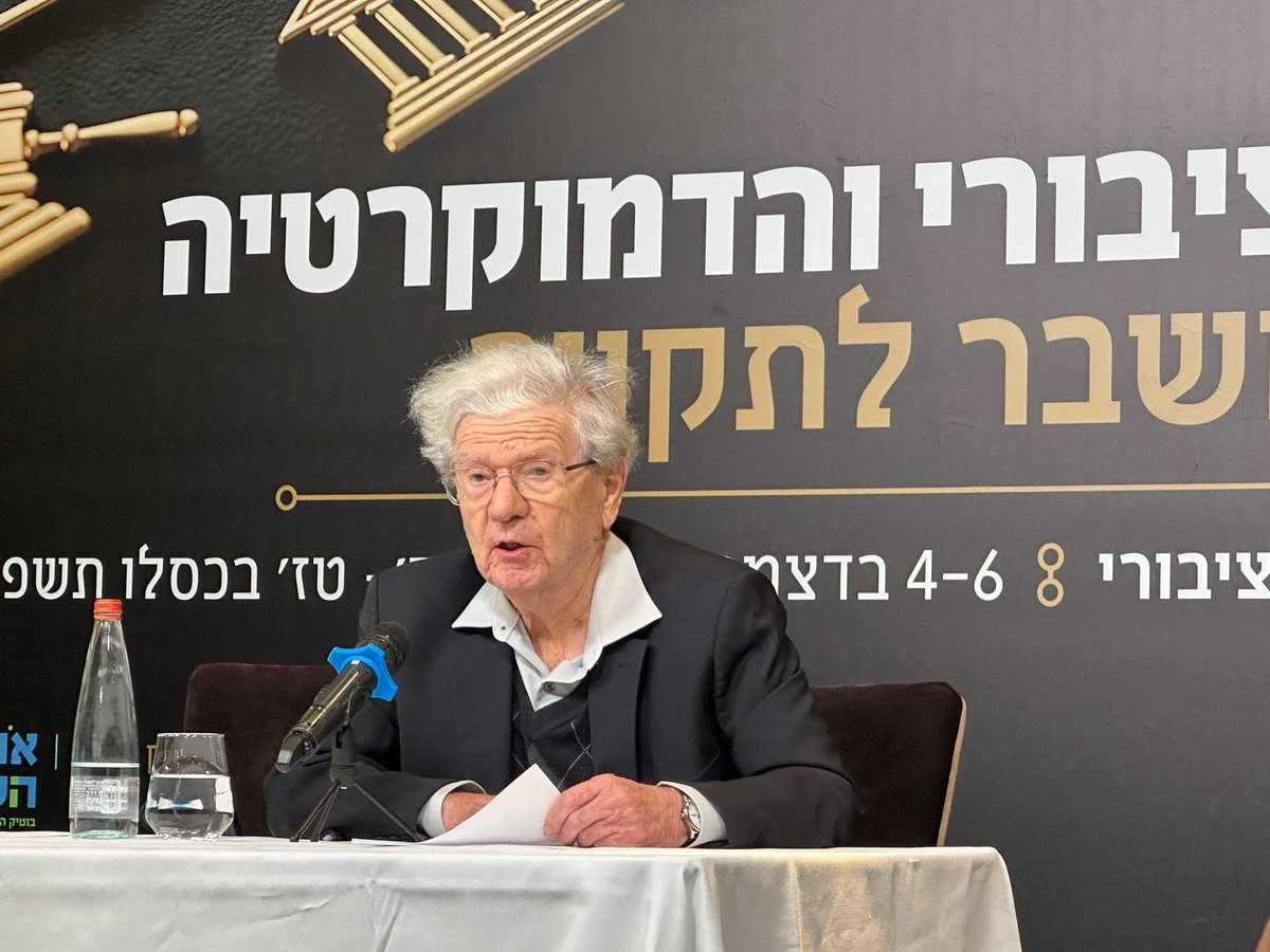 roznaiy's tweet image. נשיא בית המשפט העליון בדימ׳ אהרן ברק, בכנס העמותה למשפט ציבורי: 

״האמנה החברתית שעמדה ביסוד המדינה מאז הקמתה הופרה. ביסוד האמנה החברתית מונחת התפיסה כי האזרחים נותנים את הכוח לשליט כדי שיגן עליהם ויפעל לטובת הכלל. במציאות שלנו יש אמירה ברורה שהשליטים פועלים לטובת אינטרסים…