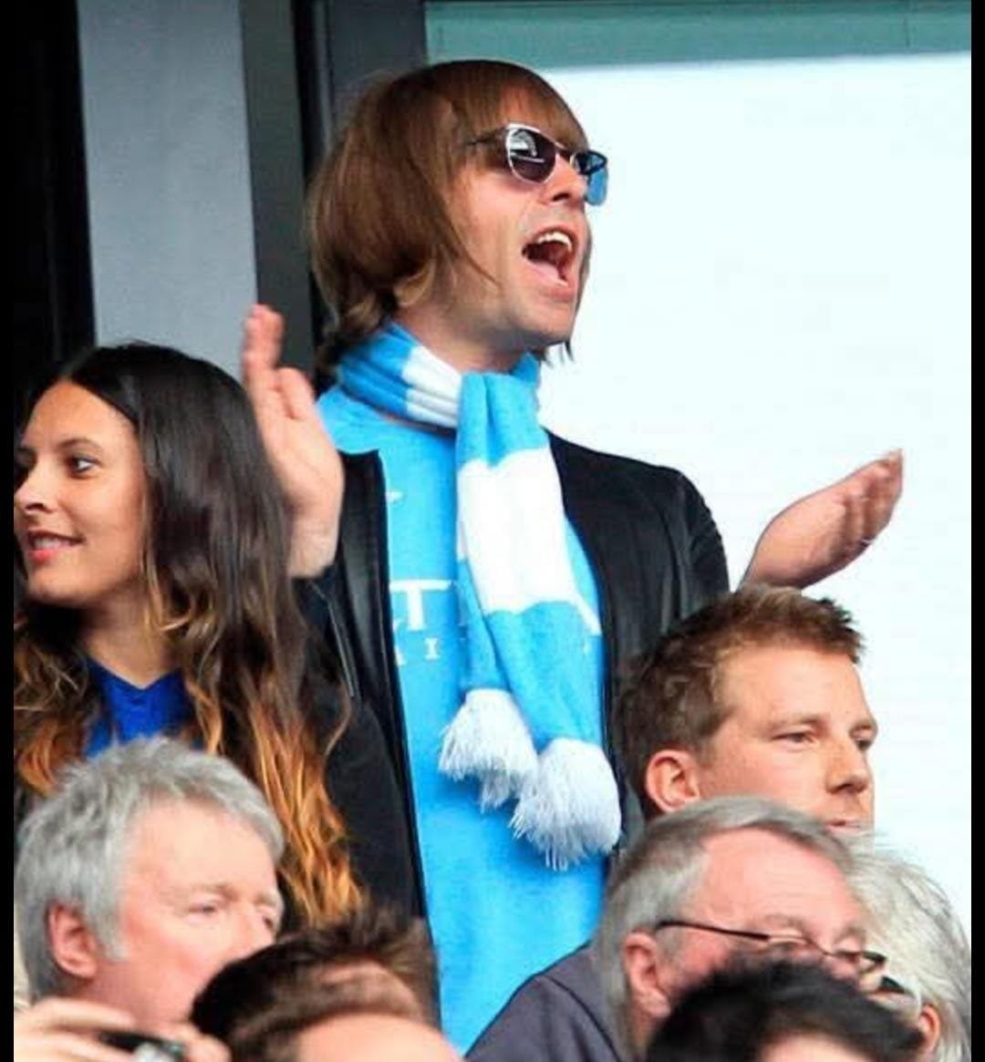 🎸Liam Gallagher ya no va al Etihad a ver al City, y explica por qué:

🗣️"No me gusta el Etihad, es como ir a la ópera. La última vez un idiota, más pendiente de su menú que del partido, me pidió que bajara la voz mientras yo saltaba. 

Le debía estar explotando el cerebro porque