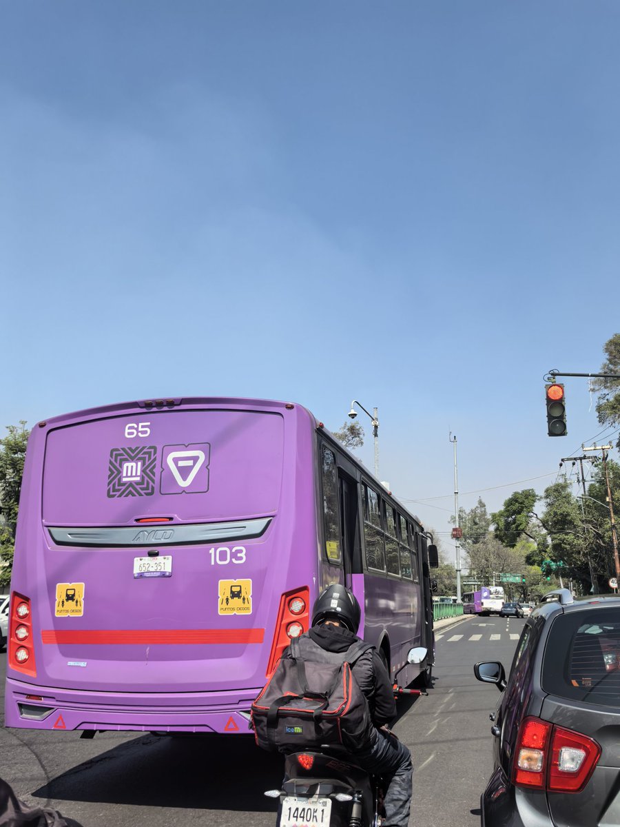 gobeanjo86's tweet photo. #TransitoGCDMX este camión en miramontes y taxqueña se paso el semáforo casi atropella a 3 motos y provoca un choque hagan algo aquí se ve el semáforo en rojo y el le. Importo muy poco tanta prisa para  quedar parado en el siguiente semáforo @ClaraBrugadaM https://t.co/rEUiQzXcxQ