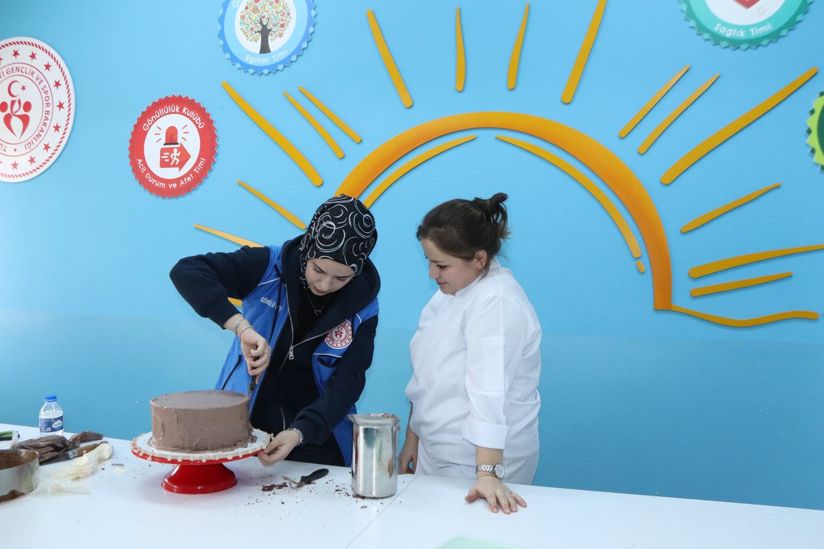 UzumluGM's tweet photo. Farklıyız , farkındayız, mutluyuz çünkü Gönüllüyüz 😊
Dünya Gönüllüler Günü etkinlikleri kapsamında gönüllü gençlerimizle birlikte gönüllülük pastamızı yaptık ve gönüllüler günümüzü beraber kutladık.
#5aralıkdünyagönüllülergünü https://t.co/EdUtQhC2rS