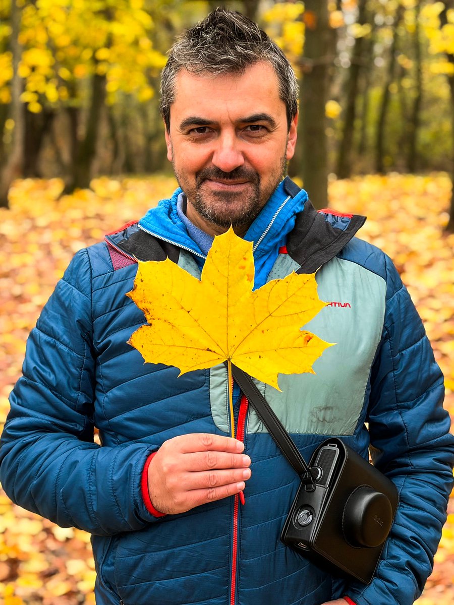 Coada șamanului
bate gongul anului,
dă cu clipa de podea,
manifestă soarta mea. 

(Primită în vis, ca atare. Împărtășesc asta pentru frații și surorile mele întru Înalt, out there. Știu că mesajul va ajunge la inimile voastre./Coada, aici, se referă la părul strâns într-o coadă.)