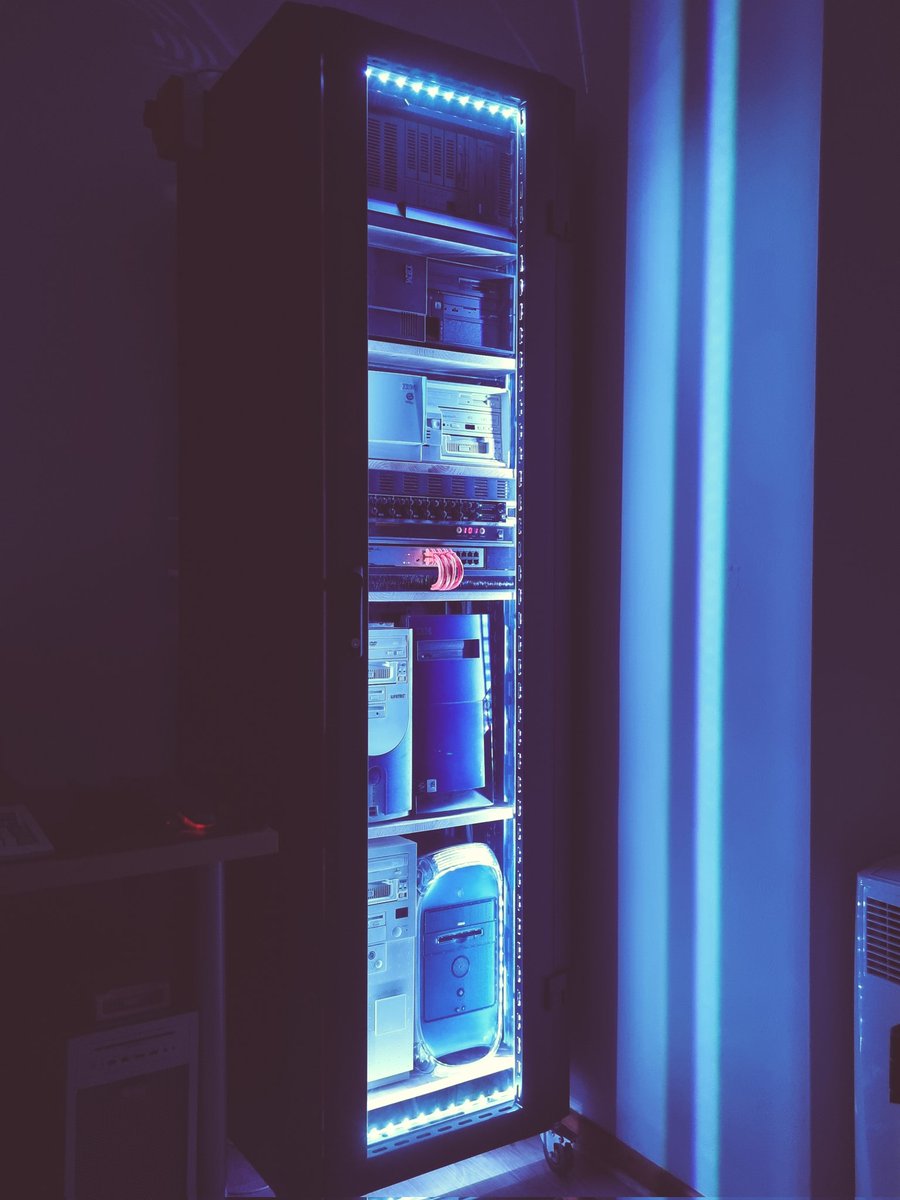 druka_grey's tweet image. Mon copain m&apos;a aidé à installer cette baie pour mes vieux ordinateurs. Avec ce setup je peux basculer du 486 au Pentium III, en passant par du PowerPC 😃 #RetroComputing