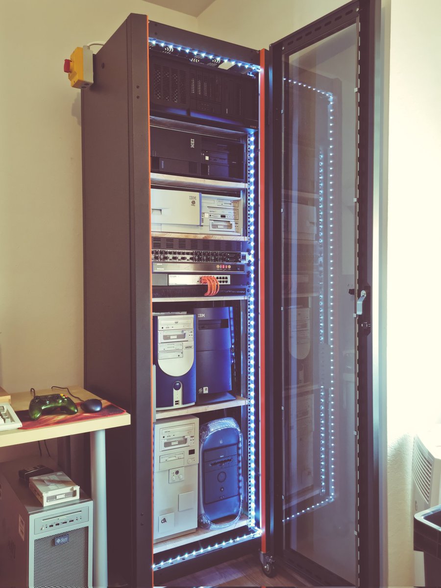 druka_grey's tweet image. Mon copain m&apos;a aidé à installer cette baie pour mes vieux ordinateurs. Avec ce setup je peux basculer du 486 au Pentium III, en passant par du PowerPC 😃 #RetroComputing