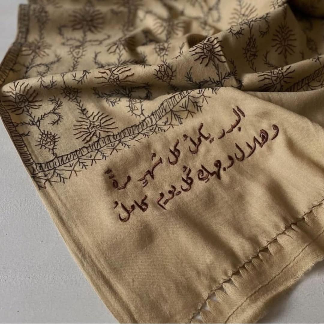 "البدر يكملُ كل شهر .. مرةً..
وهلالُ وَجهكِ كل يومٍ كَامِلُ"