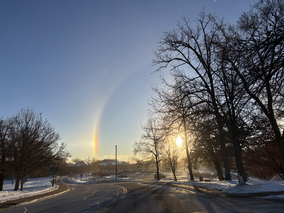 Sun Dogs in Shoreview, MN @ 8:21 am #mnwx

Sundogs are colored spots of light that develop due to the refraction of light through ice crystals. 
weather.gov/arx/why_halos_…