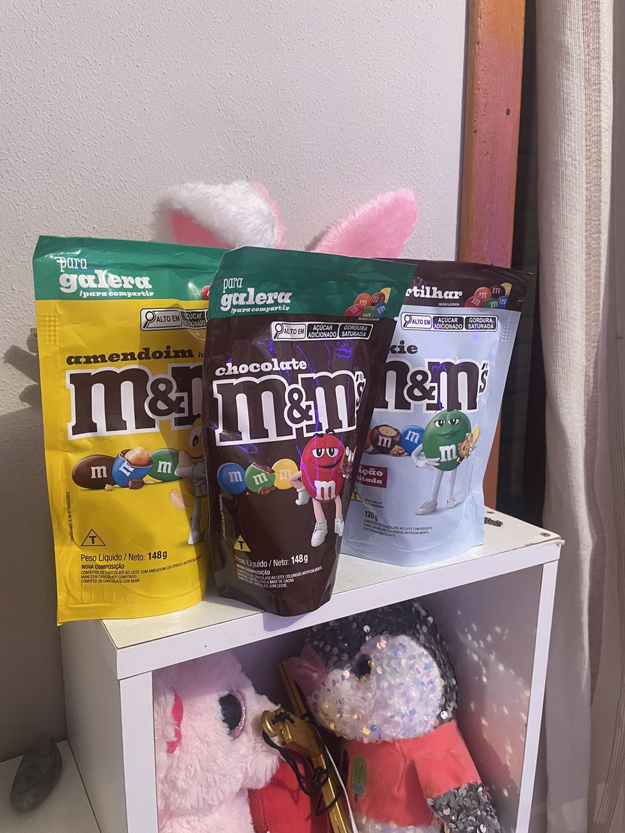 offmagi's tweet photo. comentei uma vez com o gustavo que gostava de m&amp;ms e ele chegou com 5, um já comi e o outro minha mãe pegou, é sobre https://t.co/YyEcuI89LS