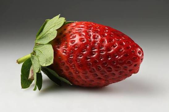 ElijahBman's tweet image. A strawberry has an average of 200 seeds, are related to roses and actually have more vitamin C than oranges! They are high in antioxidants, fibre and potassium 😀 #socool #strawberries