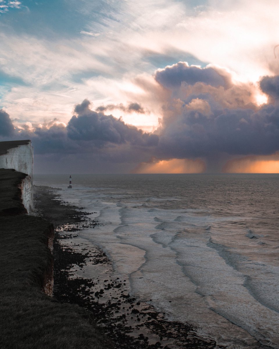 KrzysztofNiew13's tweet photo. nadchodzi Sztorm. Kredowe urwisko klifowe u południowego wybrzeża Anglii, niedaleko #Eastbourne #eastsussex , Te wysokie na 165 metrów pokłady kredy powstały 65 milionów lat temu, w ciepłym oceanie #beachyhead #sea #sea #seaview #sealife #seaphotography #sunrise #sunrise_sunset https://t.co/hhT09O8mrg