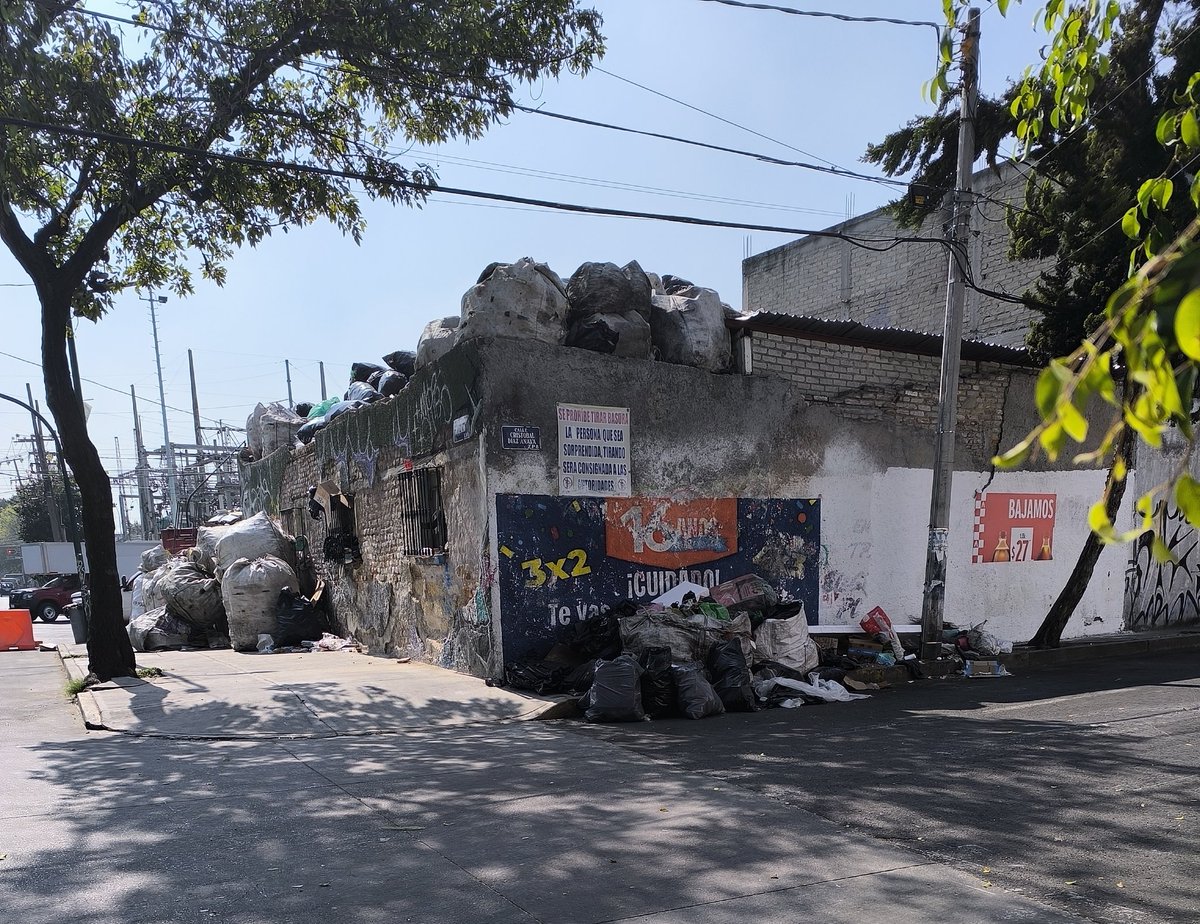 Vigilar_CDMX's tweet photo. Atención @inveacdmx ,  @AlcCuauhtemocMx  @locatel_mx
@AlessandraRdlv @LeonorOtegui
Cc  @ClaraBrugadaM
Establecimiento en José T Cuellar 298, Col. Paulino Navarro ocupa la banqueta para dejar sus bolsas de reciclaje. Igual en las calles Cristóbal Díaz y Topacio. Lleva días asi. https://t.co/Y58G94SnFY