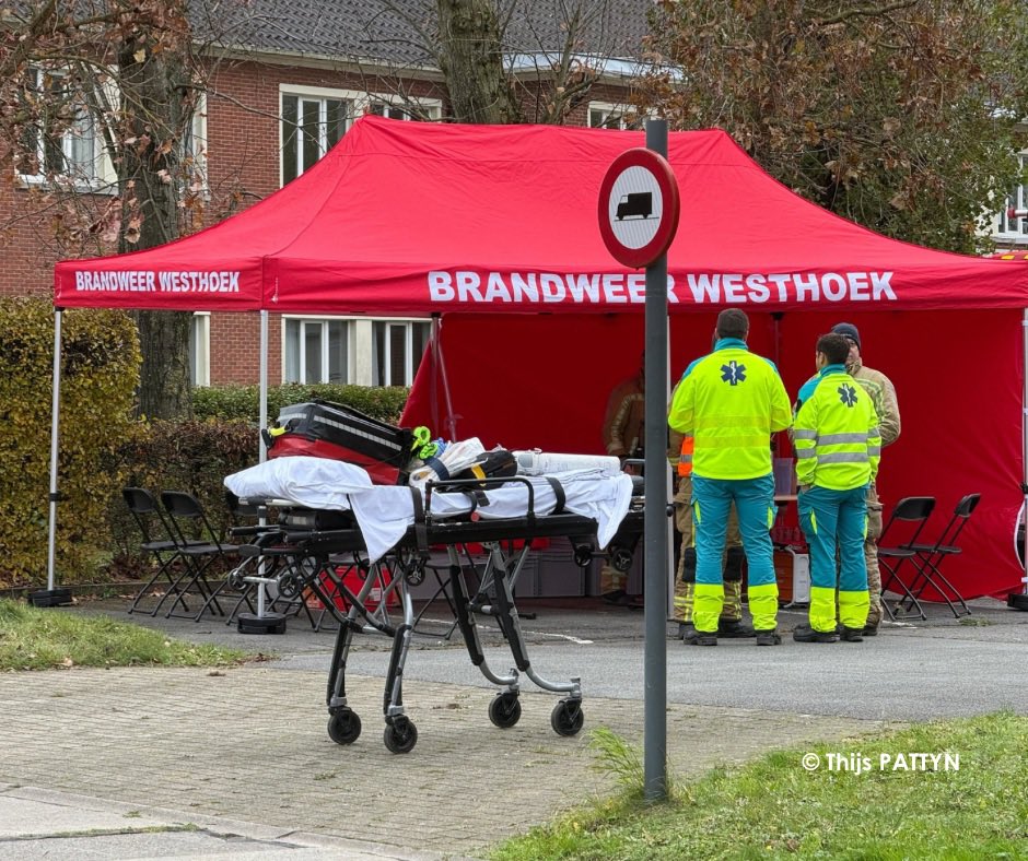 Brand in Fedasil Ieper: 70+ brandweermensen, 26 voertuigen en teams van politie en medische diensten snel ter plaatse. Oproep om 08.58 u, laatste voertuig binnen om 17 u. Dank aan alle hulpverleners voor hun inzet. 🚒🚓🚑
📷 Thijs Pattyn