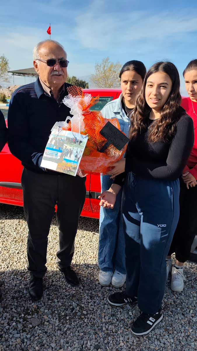 Allah size bir yol açarsa hiç kimse onu kapatamaz.
Cuma günü hürmetine tüm yollarınız, hayra, bolluğa,  berekete açılsın. Amin.
Cumanız mübarek olsun.
#hayirlicumalar