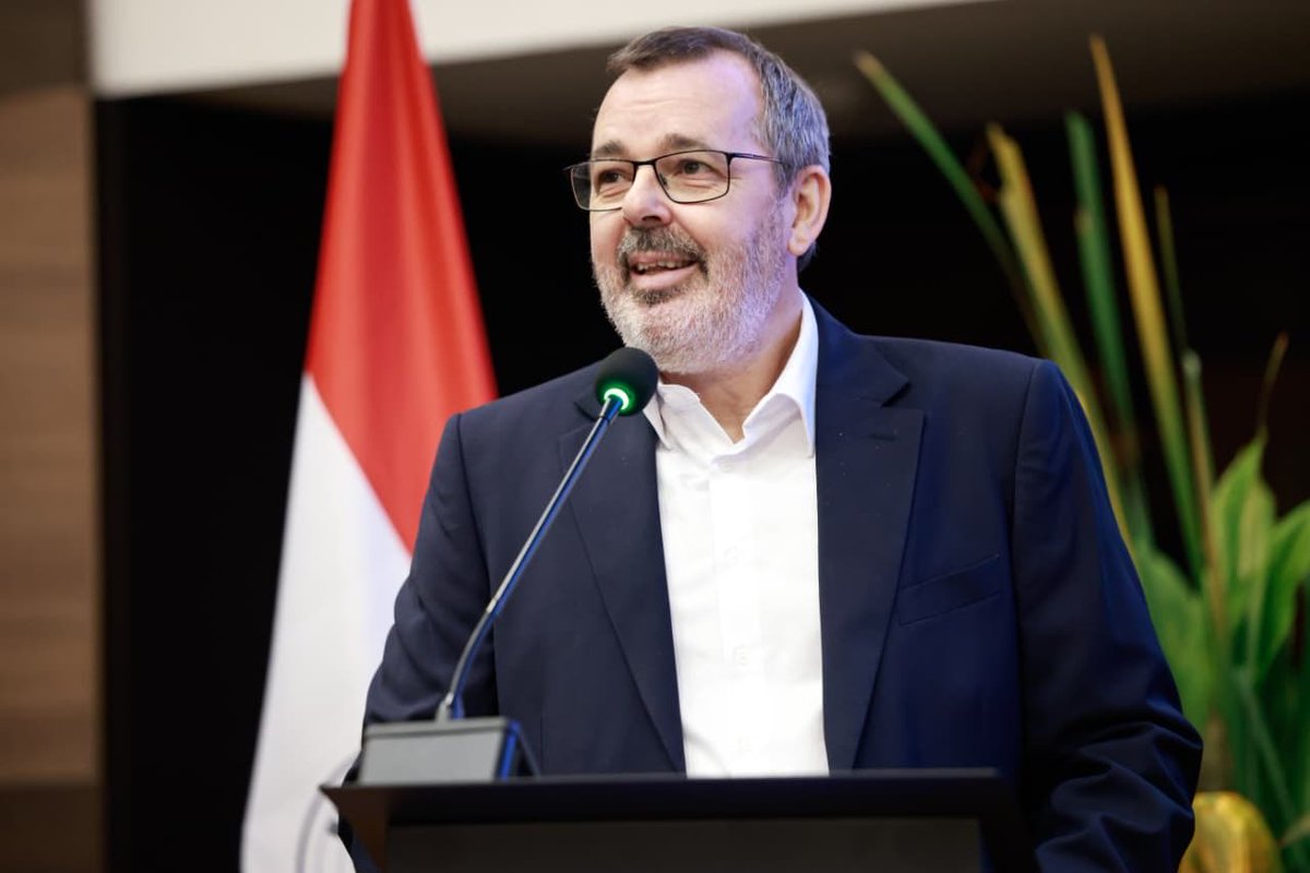 PresidenciaPy's tweet image. El presidente Santiago Peña encabezó el lanzamiento oficial del libro “Del Proceso de Fortalecimiento de la Institucionalidad Económica al Grado de Inversión: El Rol del BCP desde la mirada de sus presidentes”.