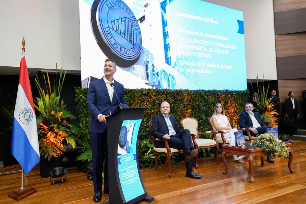 PresidenciaPy's tweet image. El presidente Santiago Peña encabezó el lanzamiento oficial del libro “Del Proceso de Fortalecimiento de la Institucionalidad Económica al Grado de Inversión: El Rol del BCP desde la mirada de sus presidentes”.