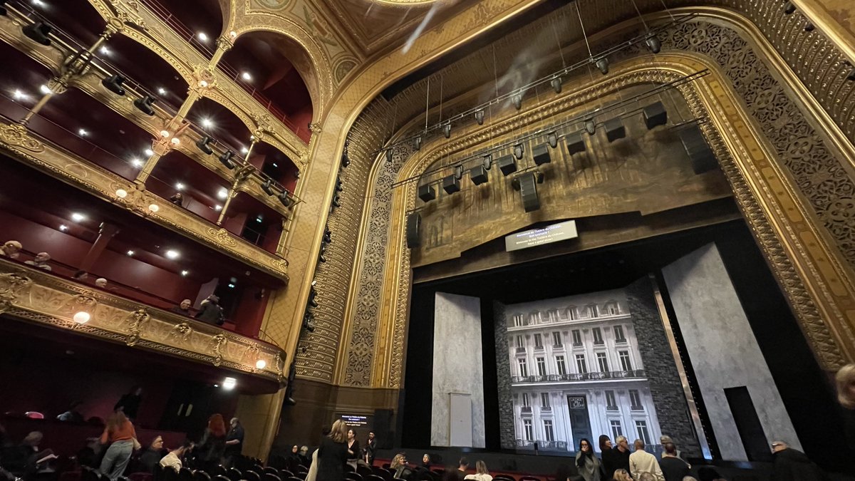 JFGuyot's tweet image. Couturière ce soir au @theatrechatelet de #LaCageauxFolles, version Olivier #Py avec Laurent Lafitte!