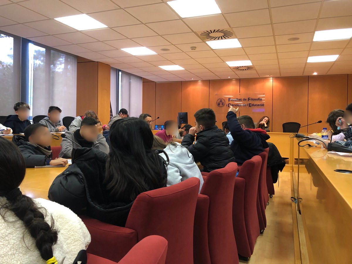 300 estudiantes debatiendo el artículo periodicoeducacion.info/2023/10/13/la-… en 8 tertulias feministas dialógicas “No todos los dias se puede estar en la Universidad d Valencia con otros colegios. Me ha gustado esta tertulia mucho. Esto no se puede hacer todos los dias y lo agradezco”(alumno)