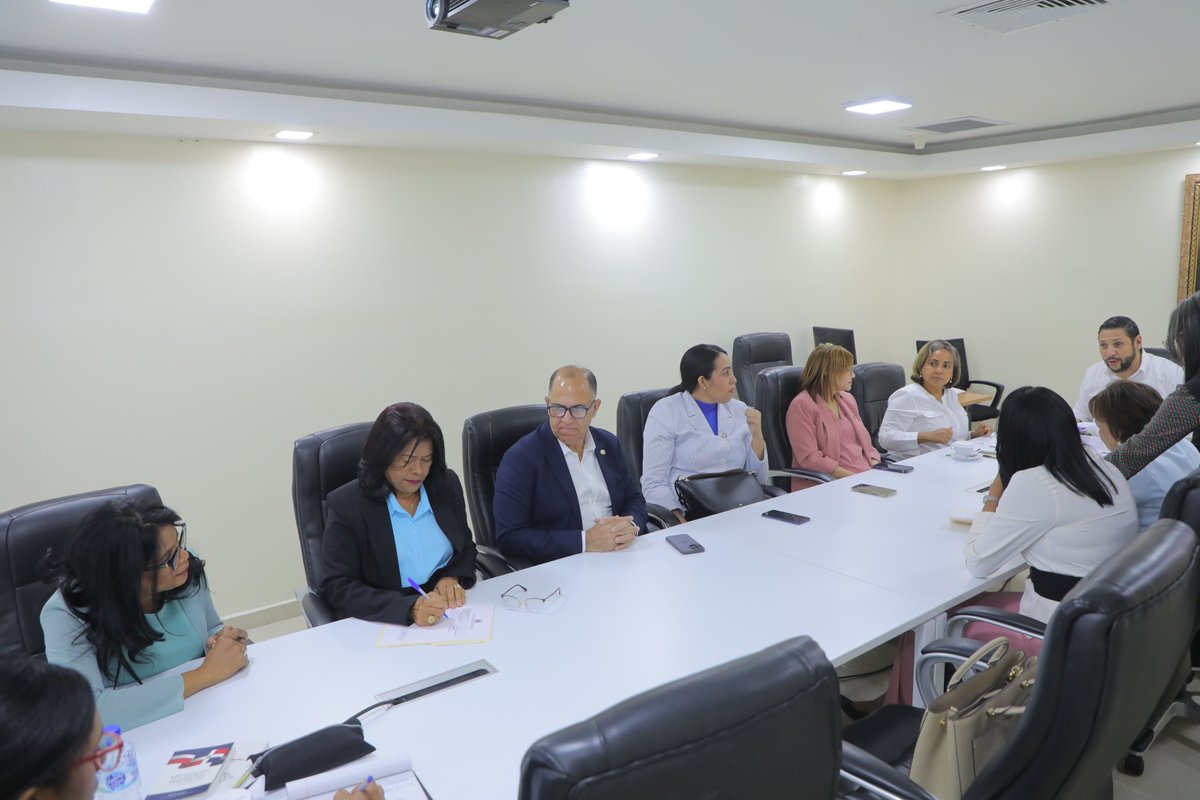 La Comisión Permanente de Desarrollo Humano, presidida por el diputado José Caraballo (<a href="/JoseCaraballo/">JoseCaraballo🇩🇴</a>), continúa con el estudio de la iniciativa del proyecto de resolución el cual solicita al presidente de la República instruir al Ministerio de Educación (<a href="/EducacionRDo/">Ministerio Educación RD</a>), la