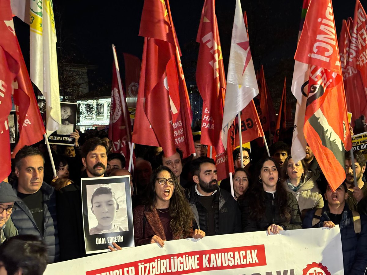 tipbesiktas's tweet photo. Çocukların katili MESEM’i protesto ettikleri için tutuklanan 16 genç arkadaşımızı serbest bırakın!

Beşiktaş’ta @serakadigil , il örgütümüz, siyasi partiler ve demokratik kitle örgütleritle beraber basın açıklamasındaydık. Arkadaşlarımızı geri alana dek meydanları terk etmiyoruz. https://t.co/6oSiAigWaY
