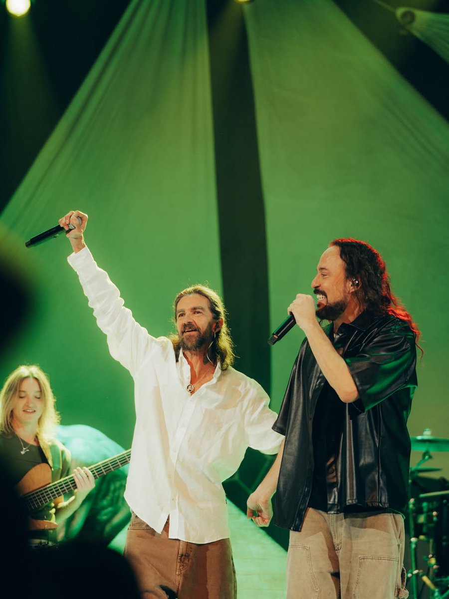 A noite de ontem foi daquelas que aquecem o coração. Celebrar meu irmão Gabriel O Pensador em um show tão lindo foi um privilégio. Obrigado pelo convite, meu amigo. Que tua caminhada siga longa, forte e iluminada. Tamo junto sempre!