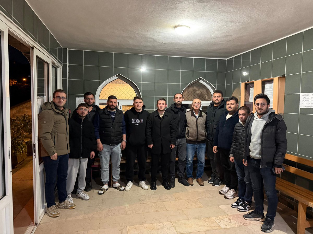 Ak_Genc_Guneysu's tweet photo. İlçe Gençlik Kolları Başkanımız Muhammet Mustafa DELİBALTA,koordinatörümüz Murat BAYRAKTAR ve Gençlik Kollarımızın katılımıyla beraber Yenicami Mahallesinde genç arkadaşlarımızla buluştuk. https://t.co/OHnuoOKDp3