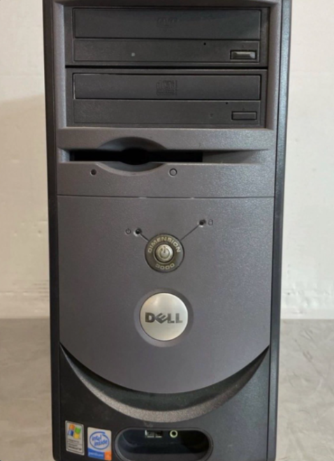 Before cloud storage, this was the family data center. Drop a 💙 if your home had one of these too.