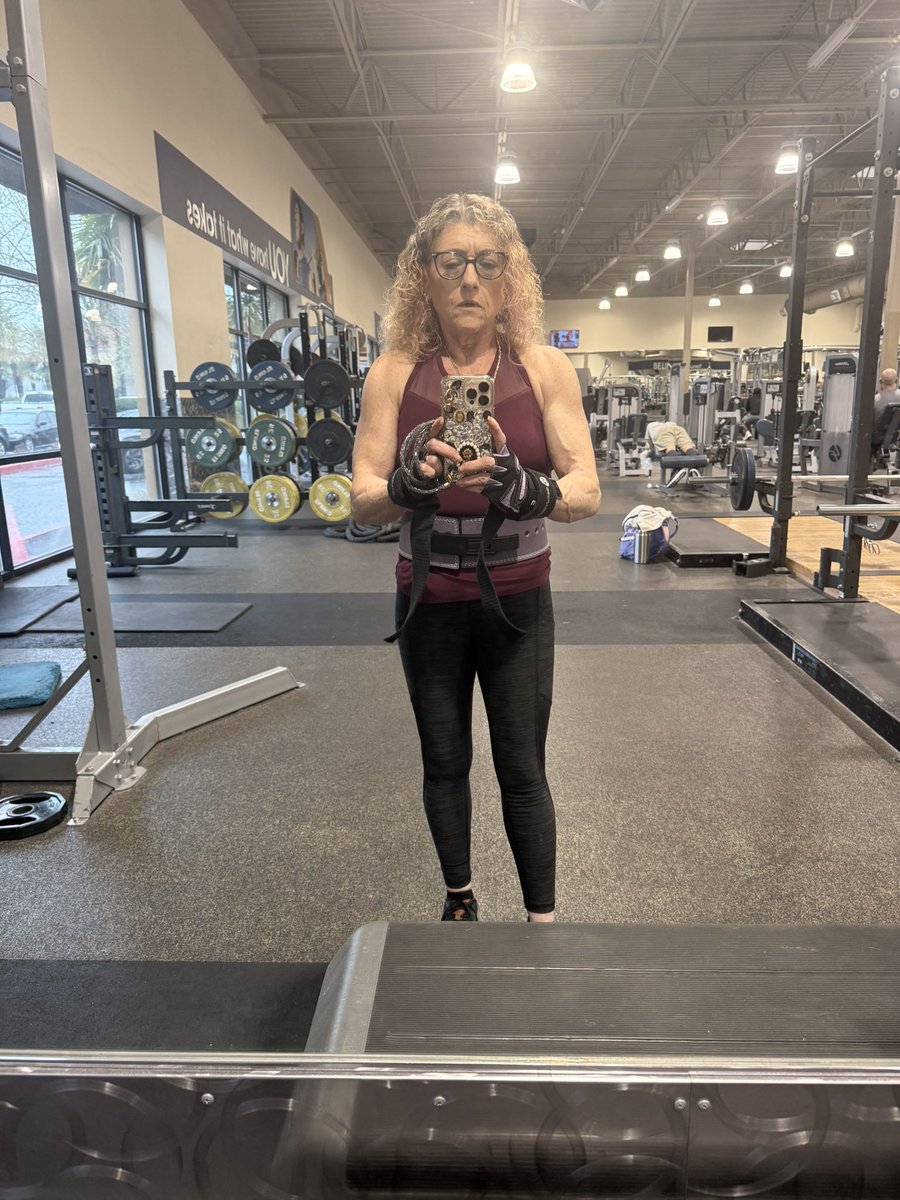 Got my new belt and trying it out for leg day!!!