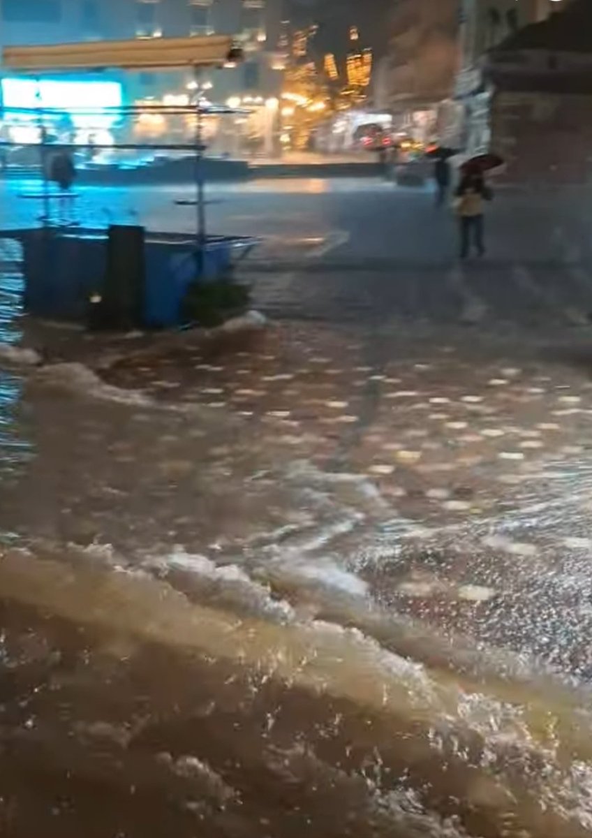 Mpela507399254's tweet photo. Το Μοναστηράκι και ολοι οι γύρω δρόμοι μετατράπηκαν σε ποτάμια ..Μπροστά στο σταθμό το ύψος του νερού πάνω από μισό μέτρο με τουρίστες εγκλωβισμένους στο Σταθμό να τραβούν βίντεο...Τα χάλια μας https://t.co/6Q5G0doZPU