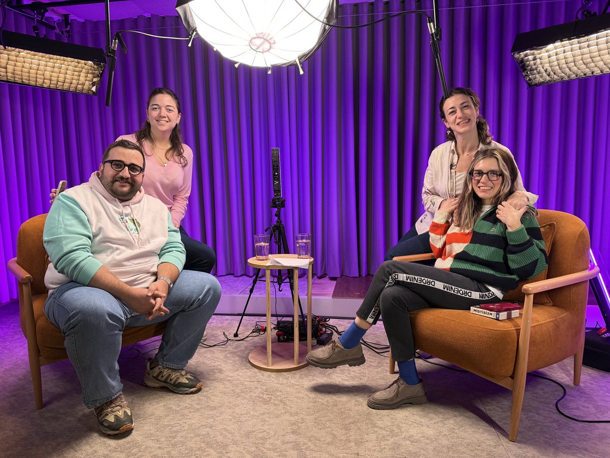 Bugün mecbur muyum’da değerli <a href="/lexhistoriae/">Lex Historiae🎙-Mustafa B. Bozkurt</a> i ağırladım ve tarih bilmeye mecbur muyum konusunda muhteşem keyifli bir sohbet gerçekleştirdik. Ben renkli giyindiğim için o da bulbasaur sweatshirt’üyle gelmiş, ben süheyl ve behzat uygur gibi olucaz diye düşünürken süheyl squared