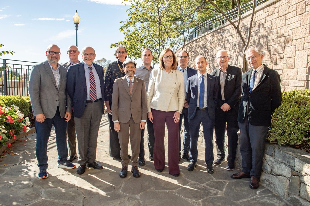 AACI_Cancer's tweet photo. At the 2025 #AACI/CCAF Annual Meeting, new and emeritus cancer center directors met to discuss leadership, operations, and collaboration across AACI member centers.https://t.co/8RfXYTA67D https://t.co/YBNq3jrMfX