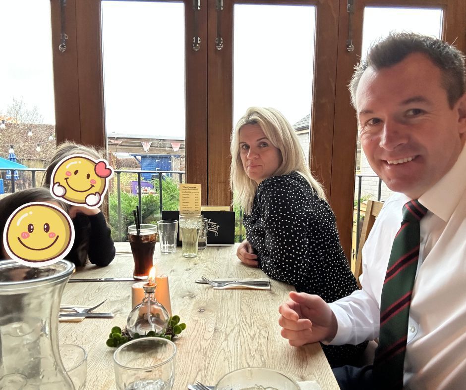 _AndersonStuart's tweet photo. Every now and then when Iโm out at events, I like to take my wife and kids along. Last time in Ludlow, we stopped for a lovely lunch at one of my favourite pubs, The Queens, great food, great company, and a proper local welcome!
#Ludlow #SupportLocalPubs #SouthShropshire https://t.co/BBljEOdpjO