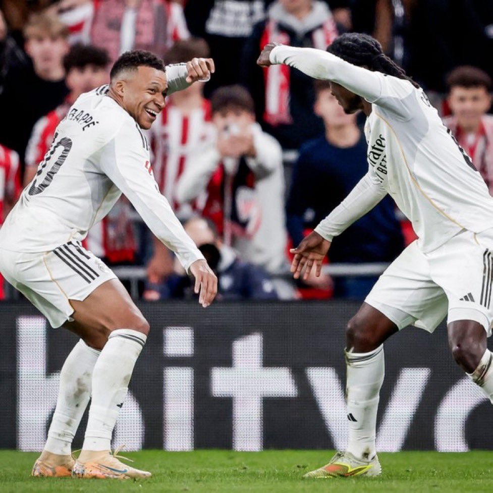 SecteurRM_'s tweet photo. 📸⚔️😂

@KMbappe 
@Camavinga https://t.co/9UUD8cMVqd