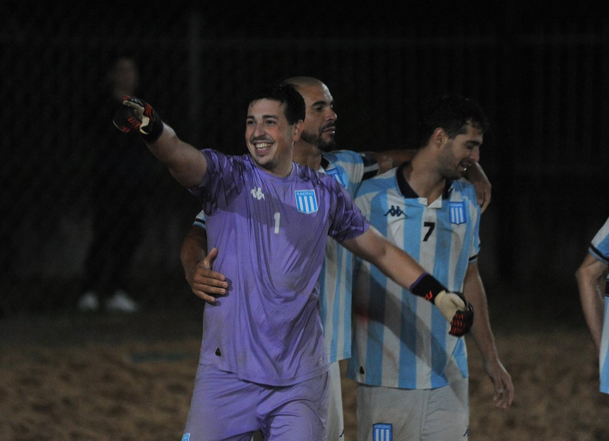 FÚTBOL PLAYA ⚽️ 

Luego de superar por 6-4 a San Telmo en tiempo regular y clasificar a las semifinales del Torneo de Primera División de AFA, nuestro primer equipo ya conoce a su próximo rival.

📆 Enfrentará a Boca Jrs. el domingo 7/12 a las 09hs en la Sede de Sportivo Italiano