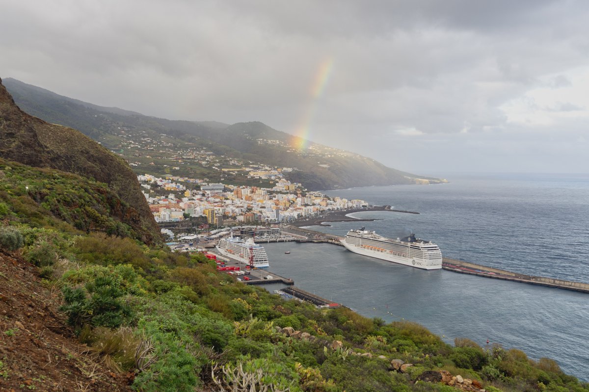 mauro_fotos's tweet photo. Hoy el puerto fue escenario de encuentros, de partidas, y de un arcoíris que no quiso faltar.
-Mirador de La Grama, Breña Alta-
#LaPalma #DiasGrises #Cruceros #Nubes #mauro_fotos https://t.co/0uLeCEnThw