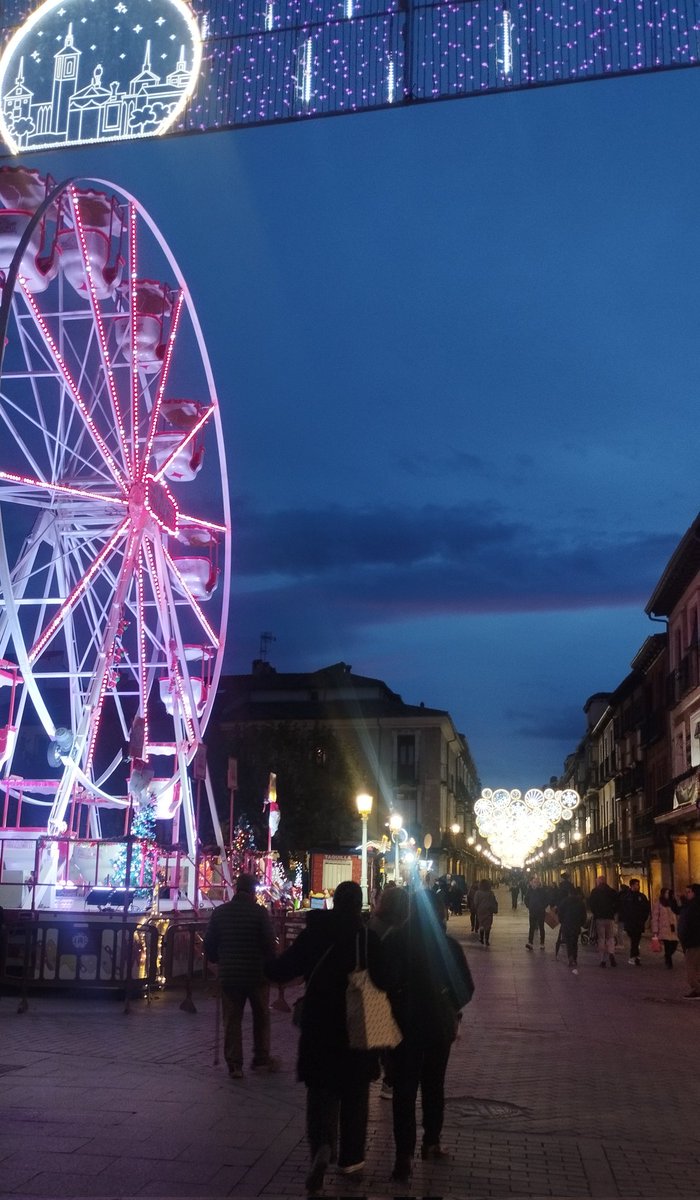 alcalaturismo__'s tweet photo. Buenas tardes, imagen cercana a la Navidad... #experiencias de Alcalá de Henares #AlcaláEnamora  #visitasguiadas 👉 @AlcalaTurismoY_ #España  #Spain https://t.co/5tDn0Vwd2V