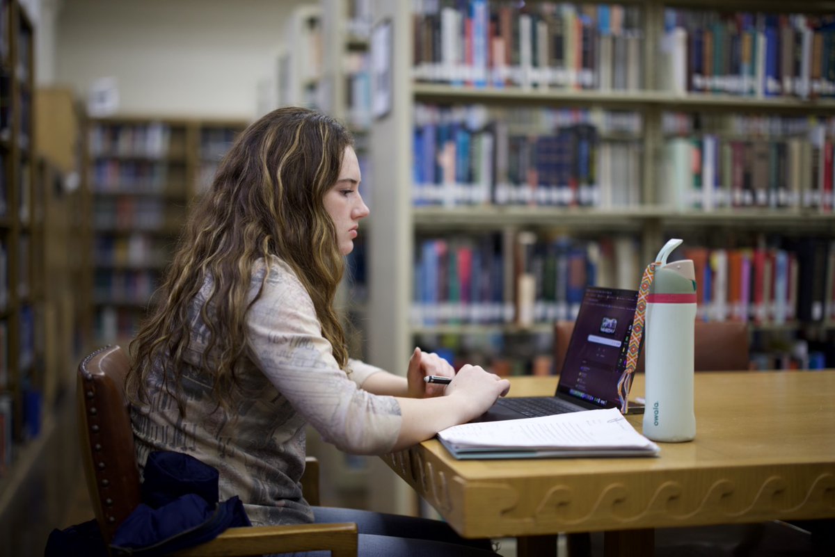 albioncollege's tweet image. Finals week flow state 🧠
Britons don't fold, we finish strong 💪💜

📸 Libby Bauman '29 
#FinalsWeek #AlbionCollege #MyAlbion #GoBrits