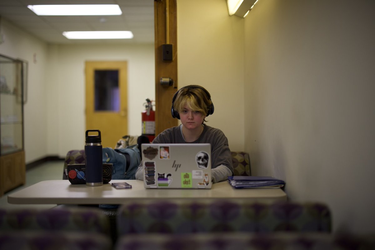 albioncollege's tweet image. Finals week flow state 🧠
Britons don't fold, we finish strong 💪💜

📸 Libby Bauman '29 
#FinalsWeek #AlbionCollege #MyAlbion #GoBrits