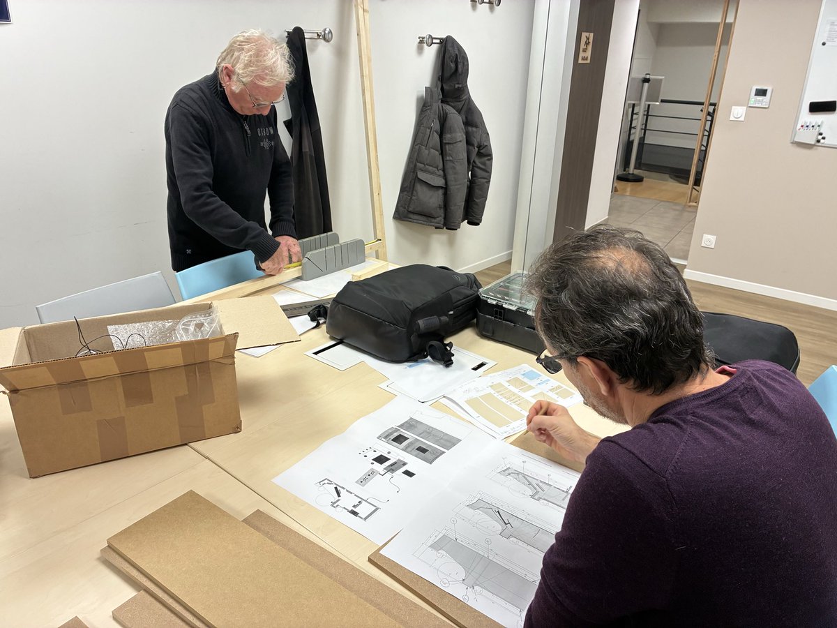 lelabtechno's tweet photo. Nouvelle soirée OpenLab au FabLab la petite fabrique à Agde : on travaille dur, mais toujours dans la bonne humeur, sur notre nouveau projet, la conception d’une borne d’arcade pour le FabLab. https://t.co/SwqhDo1MFS