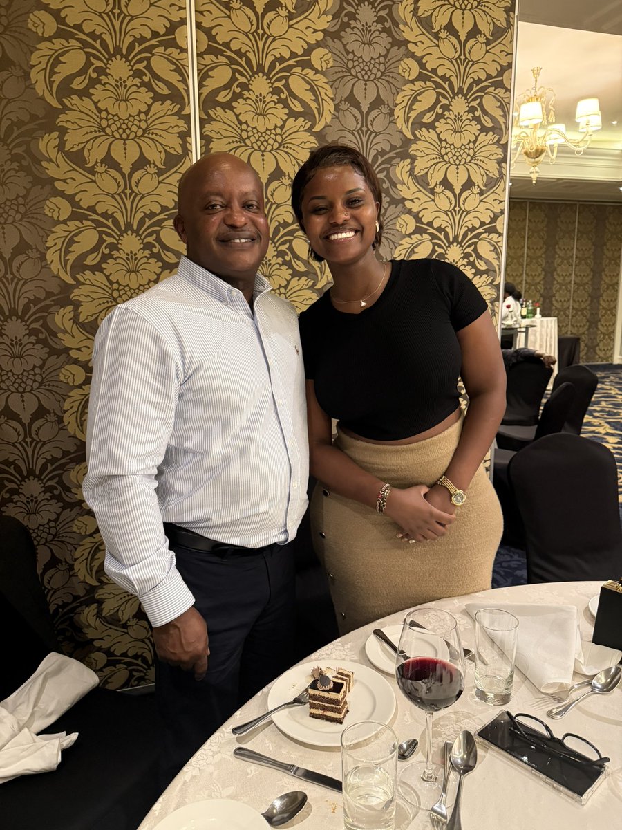 This is where a married woman should place her  hands when posing for a photo with other men 😂.