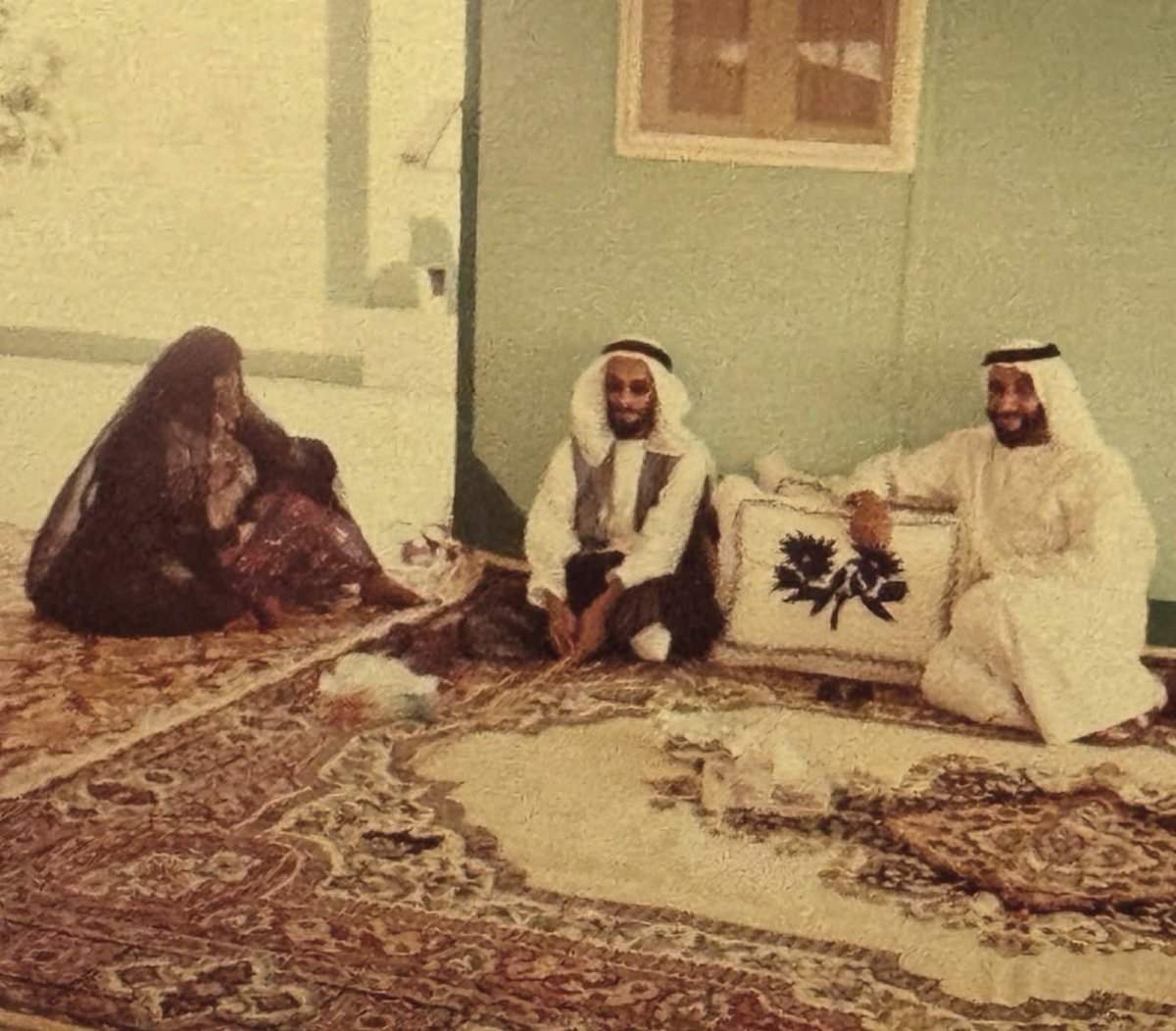 SHKHBWOT's tweet photo. من اليمين
1:الشيخ زايد بن سلطان آل نهيان
2:الشيخ شخبوط بن سلطان آل نهيان
3:وأختهم الشيخة مريم بنت سلطان آل نهيان.
رحمهم الله، الصورة من متحف زايد الوطني.
""
ولاة أمرنا مستمرين بالتمسك بثقافتنا الاماراتية الأصيلة بكل تفاصيلها، وتطورنا مستمر. وهذا من أسس تفوق الامارات في مسيرتها. https://t.co/x0ZovX9pjk