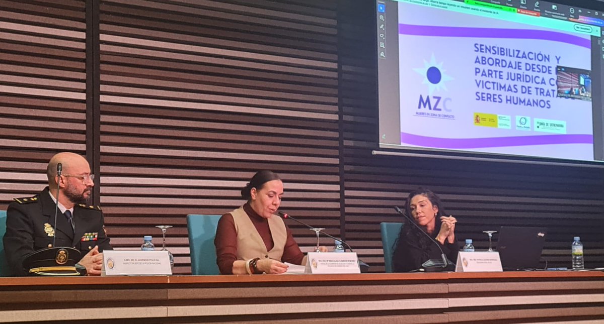 Terminamos la tarde con una importante mesa sobre trata en la que han participado la asociación Mujeres en Zona de Conflicto, la vocal de la Comisión de Igualdad y contra VG <a href="/Icleron/">Inmaculada Clemente</a> y Policía Nacional experto en la materia a fin de poder abordar el tema de manera integral